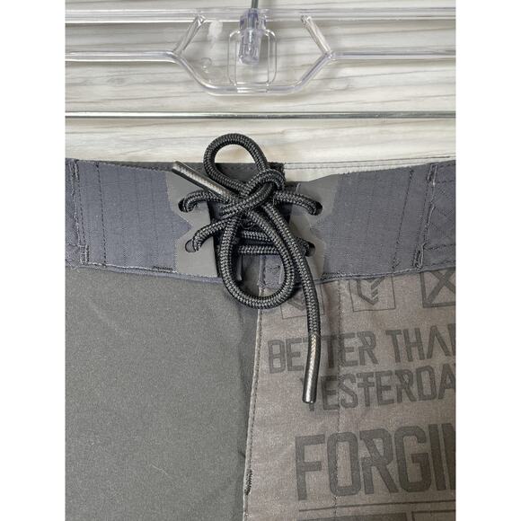 Reebok CrossFit Shorts Mens 35 Black Gray Board Shorts Training Pocket - Picture 2 of 8